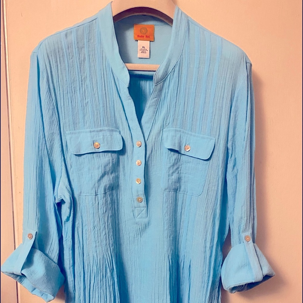 Women’s XL LITE BLUE TOP/Blouse. 4 Button front